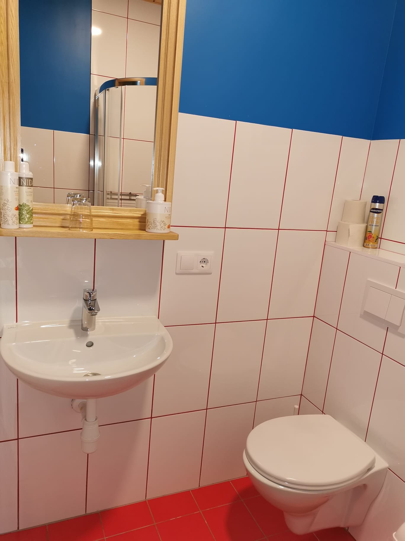 Double room at Aika – washbasin and mirror