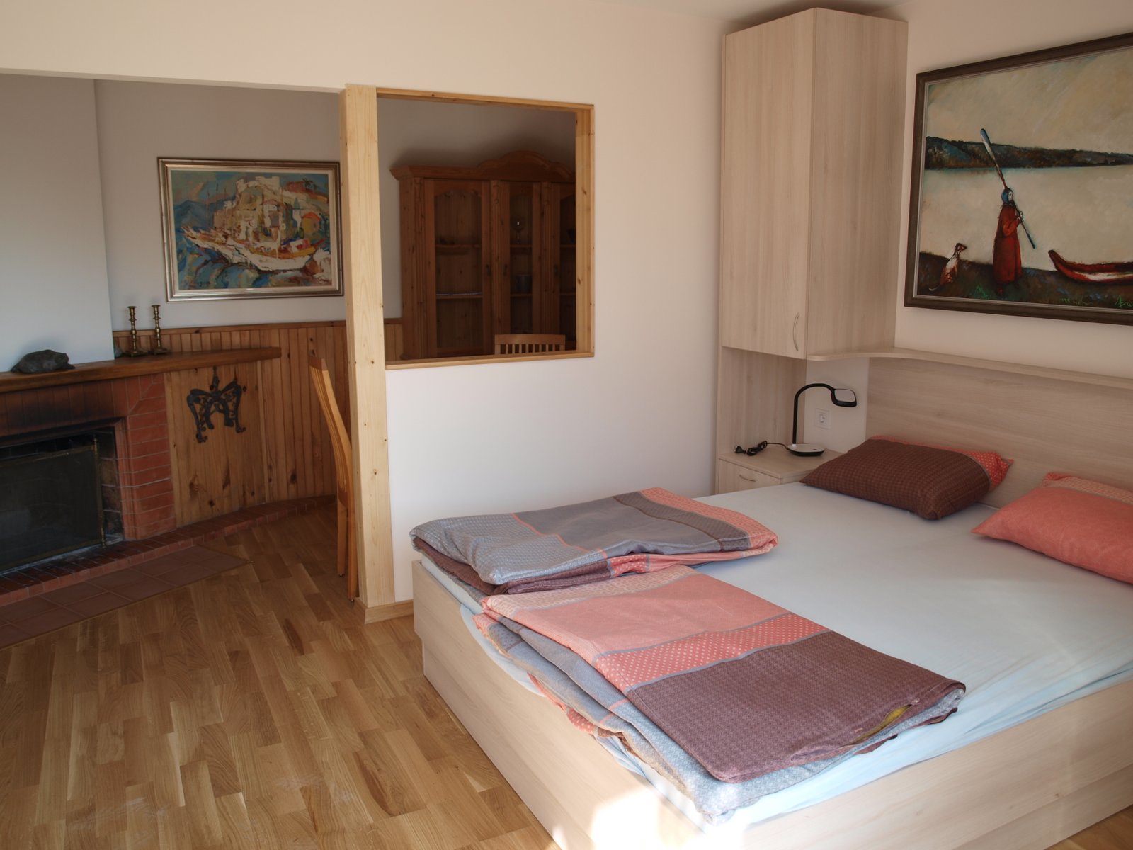 Standard double room – double bed and fireplace