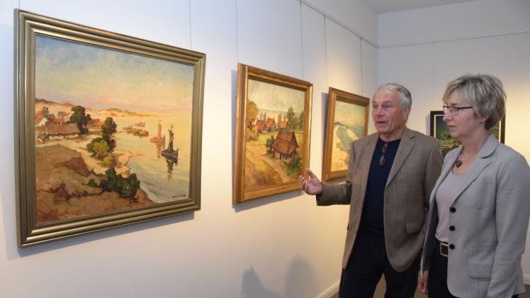 Dr. Bernd Schimpke giving a guided tour of a painting exhibition